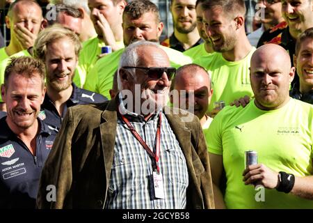 Dietrich Mateschitz (AUT) CEO und Gründer von Red Bull feiert mit dem Team. Großer Preis von Österreich, Sonntag, 1. Juli 2018. Spielberg, Österreich. Stockfoto