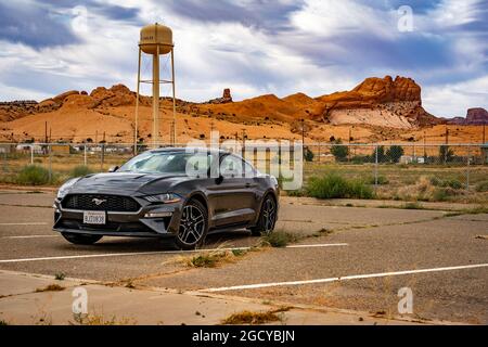 Monument Valley, Utah, USA - Ford Mustang in malerischer Lage geparkt Stockfoto