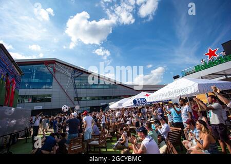 Das Finale der Weltmeisterschaft England gegen Schweden wird auf einer großen Leinwand in der Heineken Bar im Fahrerlager gezeigt. Großer Preis von Großbritannien, Samstag, 7. Juli 2018. Silverstone, England. Stockfoto