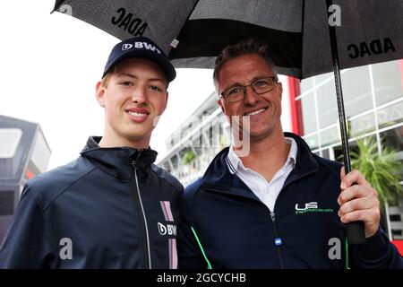 (L bis R): David Schumacher (GER) Formel-4-Rennfahrer mit seinem Vater Ralf Schumacher (GER). Großer Preis von Deutschland, Samstag, 21. Juli 2018. Hockenheim, Deutschland. Stockfoto