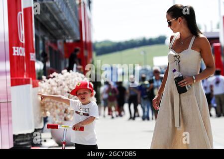 Minttu Räikkönen (FIN) mit Sohn Robin Räikkönen (FIN). Großer Preis von Ungarn, Samstag, 28. Juli 2018. Budapest, Ungarn. Stockfoto