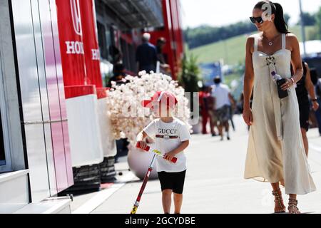 Minttu Räikkönen (FIN) mit Sohn Robin Räikkönen (FIN). Großer Preis von Ungarn, Samstag, 28. Juli 2018. Budapest, Ungarn. Stockfoto