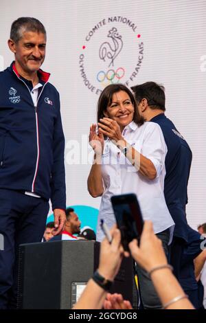 Paris, Frankreich. August 2021. Anne Hidalgo, die Bürgermeisterin von Paris, feiert mit den Fans während der Rückkehr der französischen olympischen Delegation aus Japan am 9. August 2021 auf dem Trocadero Place in Paris, Frankreich - Foto Melie Laurent/A2M Sport Consulting/DPPI Credit: DPPI Media/Alamy Live News Stockfoto