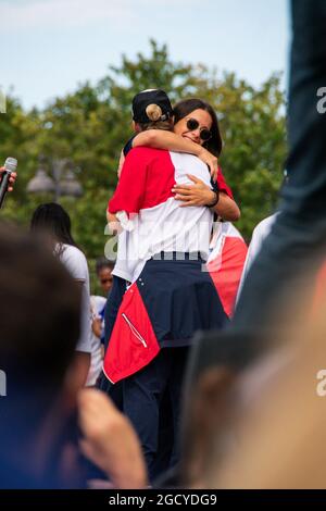 Paris, Frankreich. August 2021. Cleopatre Darleux aus Frankreich feiert mit den Fans während der Rückkehr der französischen olympischen Delegation aus Japan am 9. August 2021 auf dem Trocadero Place in Paris, Frankreich - Foto Melie Laurent/A2M Sport Consulting/DPPI Quelle: DPPI Media/Alamy Live News Stockfoto
