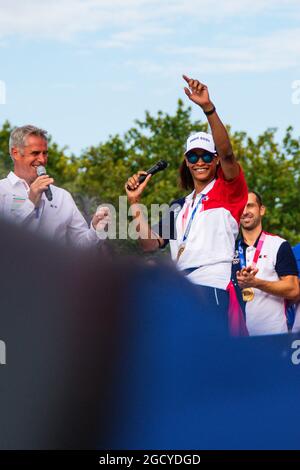 Paris, Frankreich. August 2021. Allison Pineau aus Frankreich feiert mit den Fans während der Rückkehr der französischen olympischen Delegation aus Japan am 9. August 2021 auf dem Trocadero Place in Paris, Frankreich - Foto Melie Laurent/A2M Sport Consulting/DPPI Quelle: DPPI Media/Alamy Live News Stockfoto