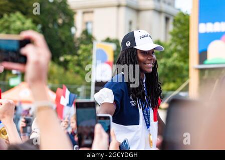 Paris, Frankreich. August 2021. Meline Nocandy aus Frankreich feiert mit den Fans während der Rückkehr der französischen olympischen Delegation aus Japan am 9. August 2021 auf dem Trocadero Place in Paris, Frankreich - Foto Melie Laurent/A2M Sport Consulting/DPPI Quelle: DPPI Media/Alamy Live News Stockfoto