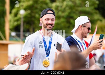 Paris, Frankreich. August 2021. Vincent Gerard aus Frankreich feiert mit den Fans während der Rückkehr der französischen olympischen Delegation aus Japan am 9. August 2021 auf dem Trocadero Place in Paris, Frankreich - Foto Melie Laurent/A2M Sport Consulting/DPPI Quelle: DPPI Media/Alamy Live News Stockfoto