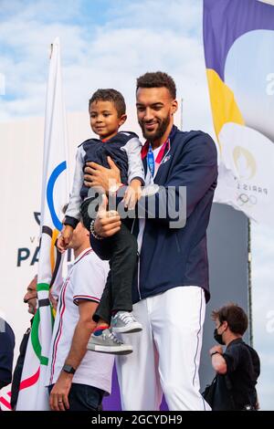 Paris, Frankreich. August 2021. Rudy Gobert aus Frankreich feiert mit den Fans während der Rückkehr der französischen olympischen Delegation aus Japan am 9. August 2021 auf dem Trocadero Place in Paris, Frankreich - Foto Melie Laurent/A2M Sport Consulting/DPPI Quelle: DPPI Media/Alamy Live News Stockfoto