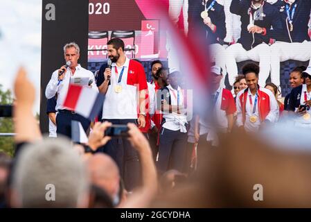 Paris, Frankreich. August 2021. Nikola Karabatic aus Frankreich feiert mit den Fans während der Rückkehr der französischen olympischen Delegation aus Japan am 9. August 2021 auf dem Trocadero Place in Paris, Frankreich - Foto Melie Laurent/A2M Sport Consulting/DPPI Quelle: DPPI Media/Alamy Live News Stockfoto