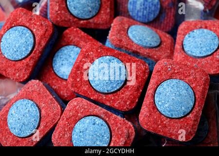 Geschirrspültabletten auf dem ganzen Hintergrund, Nahaufnahme Stockfoto