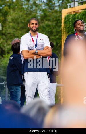 Paris, Frankreich. August 2021. Nicolas Batum aus Frankreich feiert mit den Fans während der Rückkehr der französischen olympischen Delegation aus Japan am 9. August 2021 auf dem Trocadero Place in Paris, Frankreich - Foto Melie Laurent/A2M Sport Consulting/DPPI Quelle: DPPI Media/Alamy Live News Stockfoto