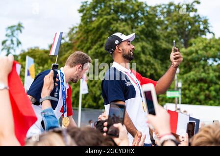 Paris, Frankreich. August 2021. Melvyn Richardson aus Frankreich feiert mit den Fans während der Rückkehr der französischen olympischen Delegation aus Japan am 9. August 2021 auf dem Trocadero Place in Paris, Frankreich - Foto melie Laurent/A2M Sport Consulting/DPPI Quelle: DPPI Media/Alamy Live News Stockfoto