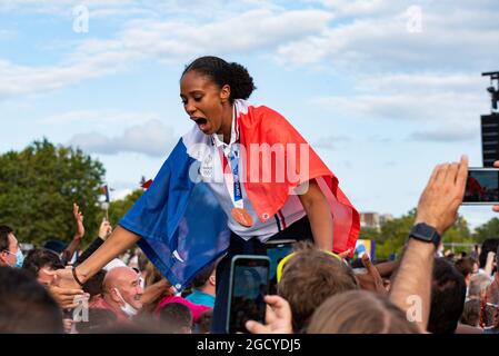 Paris, Frankreich. August 2021. Iliana Rupert aus Frankreich feiert mit den Fans während der Rückkehr der französischen olympischen Delegation aus Japan am 9. August 2021 auf dem Trocadero Place in Paris, Frankreich - Foto Melie Laurent/A2M Sport Consulting/DPPI Quelle: DPPI Media/Alamy Live News Stockfoto