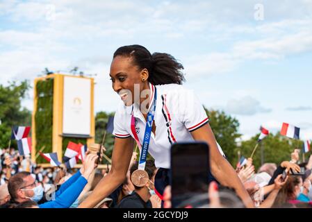 Paris, Frankreich. August 2021. Sandrine Gruda aus Frankreich feiert mit den Fans während der Rückkehr der französischen olympischen Delegation aus Japan am 9. August 2021 auf dem Trocadero Place in Paris, Frankreich - Foto Melie Laurent/A2M Sport Consulting/DPPI Quelle: DPPI Media/Alamy Live News Stockfoto