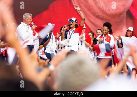 Paris, Frankreich. August 2021. Allison Pineau aus Frankreich feiert mit den Fans während der Rückkehr der französischen olympischen Delegation aus Japan am 9. August 2021 auf dem Trocadero Place in Paris, Frankreich - Foto Melie Laurent/A2M Sport Consulting/DPPI Quelle: DPPI Media/Alamy Live News Stockfoto