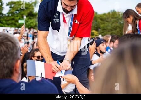 Paris, Frankreich. August 2021. Nikola Karabatic aus Frankreich signiert Autogramme während der Rückkehr der französischen olympischen Delegation aus Japan am 9. August 2021 auf dem Trocadero Place in Paris, Frankreich - Foto Melie Laurent/A2M Sport Consulting/DPPI Quelle: DPPI Media/Alamy Live News Stockfoto