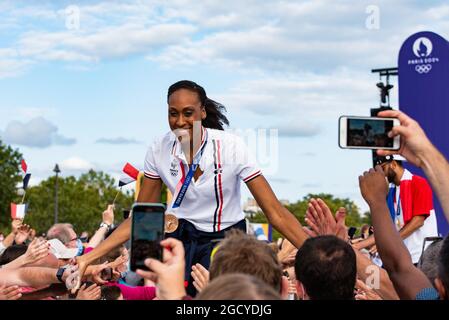 Paris, Frankreich. August 2021. Sandrine Gruda aus Frankreich feiert mit den Fans während der Rückkehr der französischen olympischen Delegation aus Japan am 9. August 2021 auf dem Trocadero Place in Paris, Frankreich - Foto Melie Laurent/A2M Sport Consulting/DPPI Quelle: DPPI Media/Alamy Live News Stockfoto