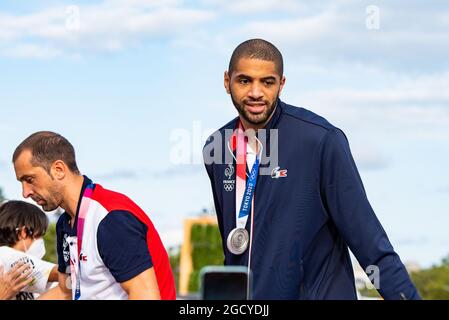 Paris, Frankreich. August 2021. Nicolas Batum aus Frankreich feiert mit den Fans während der Rückkehr der französischen olympischen Delegation aus Japan am 9. August 2021 auf dem Trocadero Place in Paris, Frankreich - Foto Melie Laurent/A2M Sport Consulting/DPPI Quelle: DPPI Media/Alamy Live News Stockfoto
