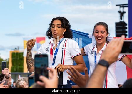 Paris, Frankreich. August 2021. Gabrielle Williams und Marine Fauthoux aus Frankreich feiern mit den Fans während der Rückkehr der französischen olympischen Delegation aus Japan am 9. August 2021 auf dem Trocadero Place in Paris, Frankreich - Foto Melie Laurent/A2M Sport Consulting/DPPI Credit: DPPI Media/Alamy Live News Stockfoto