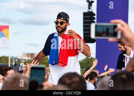 Paris, Frankreich. August 2021. Earvin Ngapeth aus Frankreich feiert mit den Fans während der Rückkehr der französischen olympischen Delegation aus Japan am 9. August 2021 auf dem Trocadero Place in Paris, Frankreich - Foto Melie Laurent/A2M Sport Consulting/DPPI Quelle: DPPI Media/Alamy Live News Stockfoto