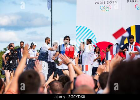Paris, Frankreich. August 2021. Earvin Ngapeth aus Frankreich feiert mit den Fans während der Rückkehr der französischen olympischen Delegation aus Japan am 9. August 2021 auf dem Trocadero Place in Paris, Frankreich - Foto Melie Laurent/A2M Sport Consulting/DPPI Quelle: DPPI Media/Alamy Live News Stockfoto