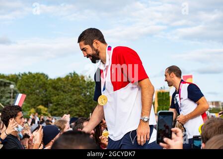 Paris, Frankreich. August 2021. Nikola Karabatic aus Frankreich feiert mit den Fans während der Rückkehr der französischen olympischen Delegation aus Japan am 9. August 2021 auf dem Trocadero Place in Paris, Frankreich - Foto Melie Laurent/A2M Sport Consulting/DPPI Quelle: DPPI Media/Alamy Live News Stockfoto