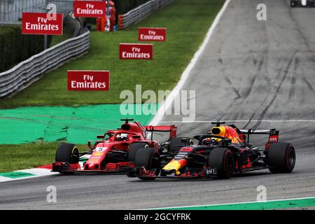 Sebastian Vettel (GER) Ferrari SF71H und Daniel Ricciardo (AUS) Red Bull Racing RB14 kämpfen um Position. Großer Preis von Italien, Sonntag, 2. September 2018. Monza Italien. Stockfoto