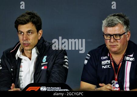 (L bis R): Toto Wolff (GER) Mercedes AMG F1 Aktionär und Executive Director und Otmar Szafnauer (USA) Racing Point Force India F1 Team Principal and CEO bei der FIA Pressekonferenz. Großer Preis von Russland, Freitag, 28. September 2018. Sotschi Autodrom, Sotschi, Russland. Stockfoto