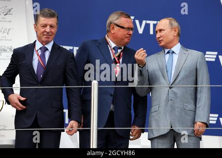 Wladimir Putin (RUS) Präsident der Russischen Föderation auf dem Podium mit Dmitry Kozak (RUS), dem stellvertretenden russischen Premierminister (links). Großer Preis von Russland, Sonntag, 30. September 2018. Sotschi Autodrom, Sotschi, Russland. Stockfoto