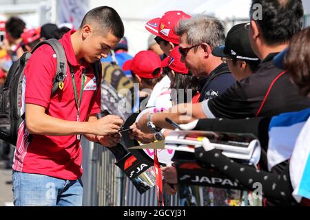 Giuliano Alesi (ITA) Trident GP3 Driver / Ferrari Academy Driver signiert Autogramme für die Fans. Großer Preis von Japan, Sonntag, 7. Oktober 2018. Suzuka, Japan. Stockfoto