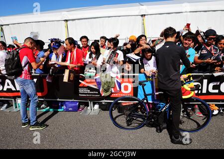 (L bis R): Giuliano Alesi (ITA) Trident GP3 Driver / Ferrari Academy Driver und Lando Norris (GBR) McLaren Test Driver unterschreiben Autogramme für die Fans. Großer Preis von Japan, Sonntag, 7. Oktober 2018. Suzuka, Japan. Stockfoto