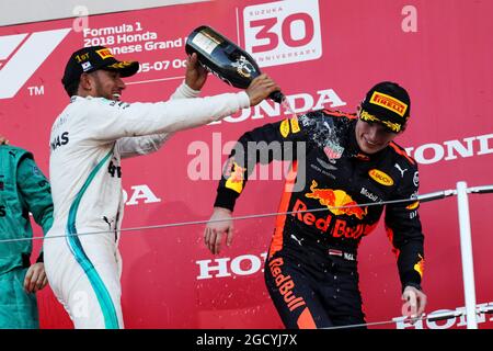 Das Podium (L bis R): Rennsieger Lewis Hamilton (GBR) Mercedes AMG F1 feiert mit dem drittplatzierten Max Verstappen (NLD) Red Bull Racing. Stockfoto