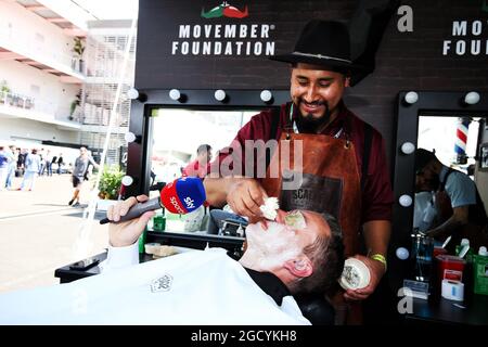 Craig Slater (GBR) Sky F1 Reporter in den Paddock Barbers in Unterstützung der Movember Foundation Charity. Großer Preis von Mexiko, Donnerstag, 25. Oktober 2018. Mexiko-Stadt, Mexiko. Stockfoto