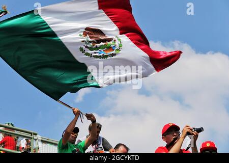 Fans in der Tribüne - große mexikanische Flagge. Großer Preis von Mexiko, Freitag, 26. Oktober 2018. Mexiko-Stadt, Mexiko. Stockfoto