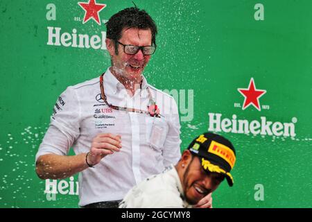 Andrew Shovlin (GBR) Mercedes AMG F1 Engineer feiert mit Rennsieger Lewis Hamilton (GBR) Mercedes AMG F1 auf dem Podium. Großer Preis von Brasilien, Sonntag, 11. November 2018. Sao Paulo, Brasilien. Stockfoto