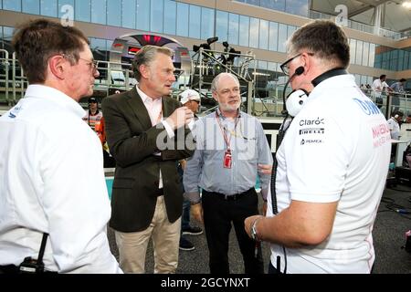 Chase Carey (USA) Formel-1-Gruppenvorsitzender mit Richard Cregan (IRE) und Otmar Szafnauer (USA) Racing Point Force India F1 Team Principal und CEO am Start. Abu Dhabi Grand Prix, Sonntag, 25. November 2018. Yas Marina Circuit, Abu Dhabi, VAE. Stockfoto