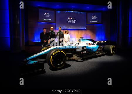 (L bis R): Jonathan Kendrick (GBR) ROK Group Chairman; Robert Kubica (POL) Williams Racing; George Russell (GBR) Williams Racing; Claire Williams (GBR) Williams Racing Deputy Team Principal. Williams Racing Enthüllen Die Lackierung. Montag, 11. Februar 2019. Williams Racing Headquarters, Grove, England Stockfoto