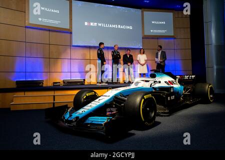 (L bis R): George Russell (GBR) Williams Racing; Robert Kubica (POL) Williams Racing; Jonathan Kendrick (GBR) ROK Group Chairman; Claire Williams (GBR) Williams Racing Deputy Team Principal. Williams Racing Enthüllen Die Lackierung. Montag, 11. Februar 2019. Williams Racing Headquarters, Grove, England Stockfoto