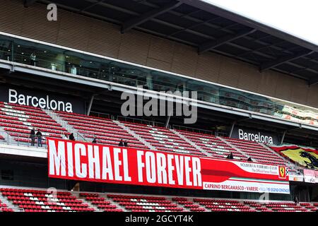 Michael Schumacher (GER) Banner in der Tribüne. Formel-1-Tests, Tag 3, Donnerstag, 28. Februar 2019. Barcelona, Spanien. Stockfoto