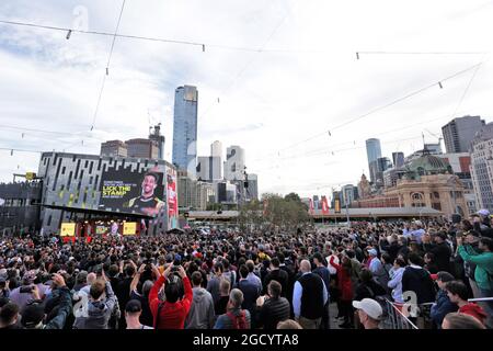 Daniel Ricciardo (AUS) Renault F1 Team beim Start der F1-Saison auf dem Federation Square. Großer Preis von Australien, Mittwoch, 13. März 2019. Albert Park, Melbourne, Australien. Stockfoto