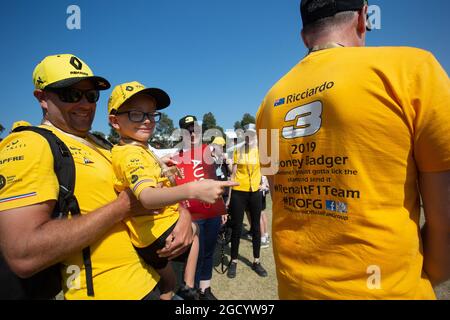 Daniel Ricciardo (AUS) Fans des Renault F1 Teams. Großer Preis von Australien, Sonntag, 17. März 2019. Albert Park, Melbourne, Australien. Stockfoto