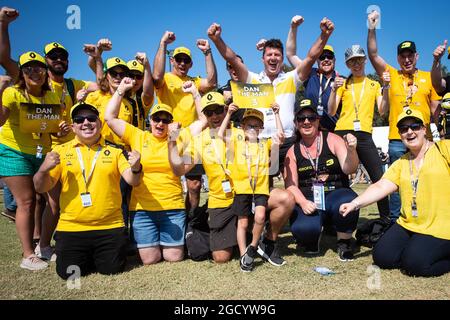 Daniel Ricciardo (AUS) Fans des Renault F1 Teams. Großer Preis von Australien, Sonntag, 17. März 2019. Albert Park, Melbourne, Australien. Stockfoto