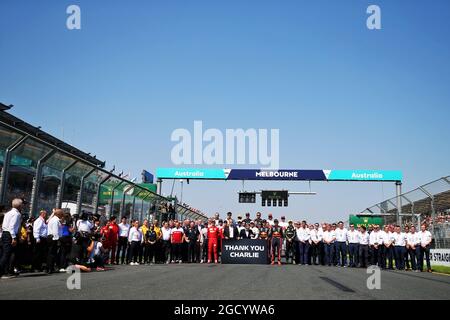 Chase Carey (USA), Vorsitzender der Formel-1-Gruppe, Jean Todt (FRA), FIA-Präsident, und Fahrer würdigen Charlie Whiting. Großer Preis von Australien, Sonntag, 17. März 2019. Albert Park, Melbourne, Australien. Stockfoto