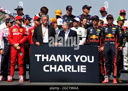 Chase Carey (USA), Vorsitzender der Formel-1-Gruppe, Jean Todt (FRA), FIA-Präsident, und Fahrer würdigen Charlie Whiting. Großer Preis von Australien, Sonntag, 17. März 2019. Albert Park, Melbourne, Australien. Stockfoto