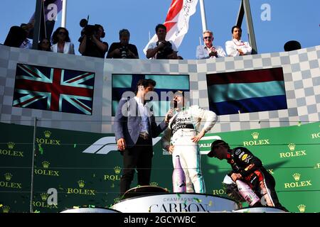 Rennsieger Valtteri Bottas (FIN) Mercedes AMG F1 mit Mark Webber (AUS) Channel 4 Presenter auf dem Podium. Großer Preis von Australien, Sonntag, 17. März 2019. Albert Park, Melbourne, Australien. Stockfoto