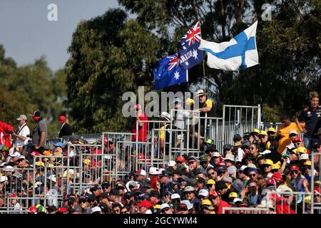 Fans in der Tribüne. Großer Preis von Australien, Sonntag, 17. März 2019. Albert Park, Melbourne, Australien. Stockfoto