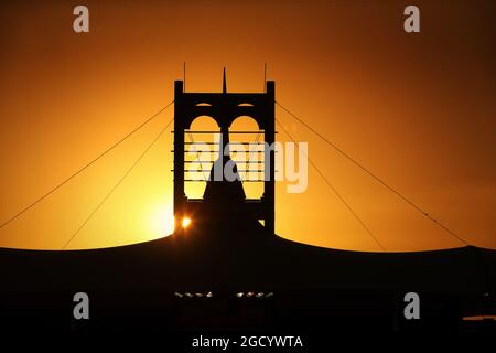 Die Sonne untergeht über der Strecke. Großer Preis von Bahrain, Donnerstag, 28. März 2019. Sakhir, Bahrain. Stockfoto