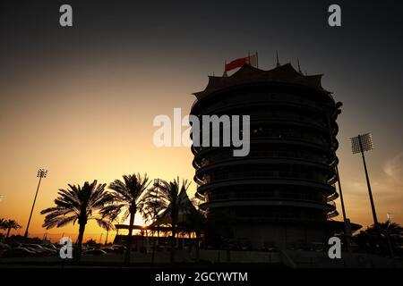 Die Sonne untergeht über der Strecke. Großer Preis von Bahrain, Donnerstag, 28. März 2019. Sakhir, Bahrain. Stockfoto