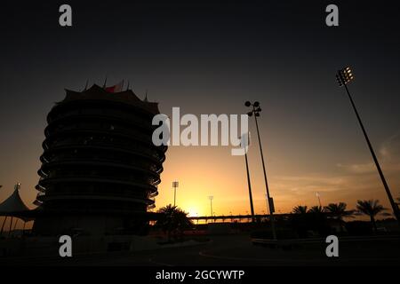 Die Sonne untergeht über der Strecke. Großer Preis von Bahrain, Donnerstag, 28. März 2019. Sakhir, Bahrain. Stockfoto