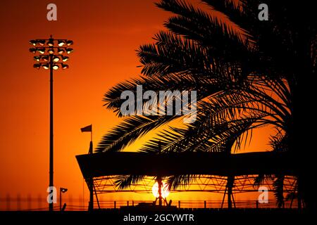 Die Sonne untergeht über der Strecke. Großer Preis von Bahrain, Donnerstag, 28. März 2019. Sakhir, Bahrain. Stockfoto